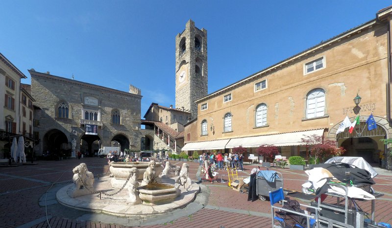 (59) Piazza Vecchia.jpg